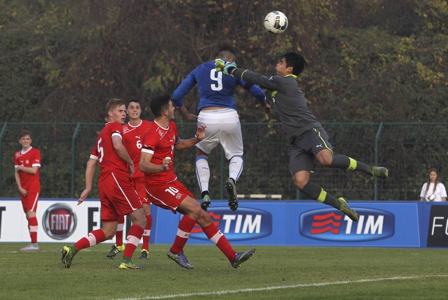 Petagna anticipa il poritere Baumann: 1-0 Italia. Getty Images